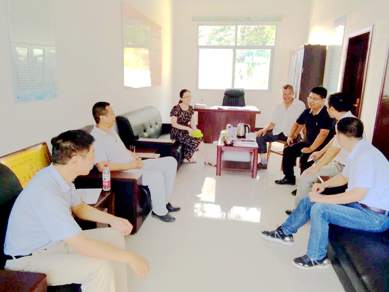 与“2017年河南美丽乡村”淤泥河村党支部书记田宝琏座谈