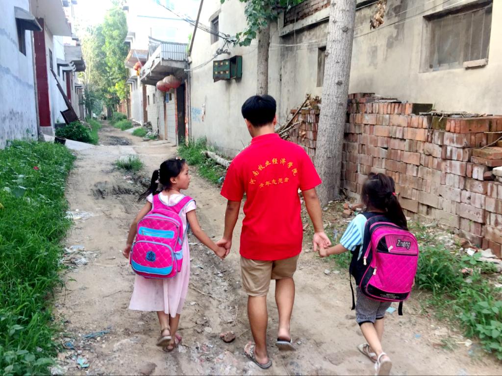 走在爱心家访的路上