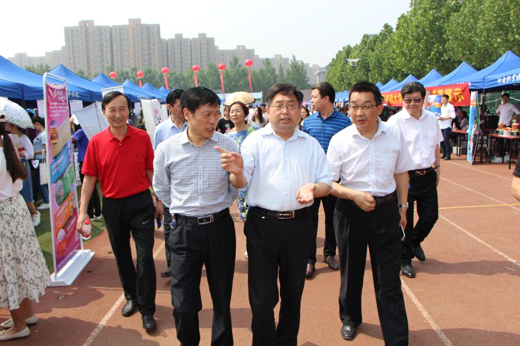 校领导莅临双选会现场检查指导