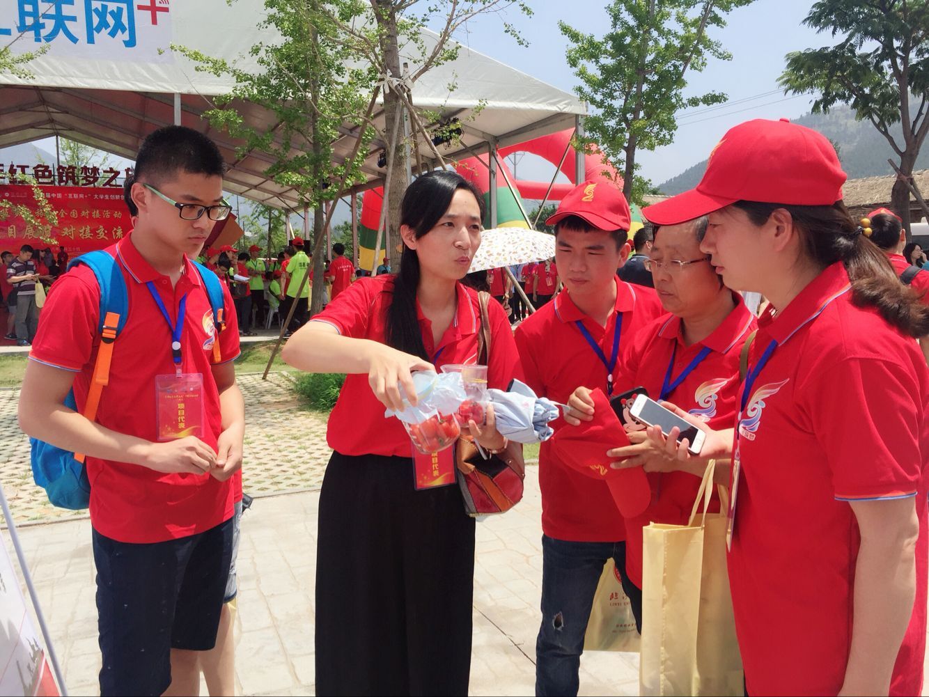 为现场参观者讲解答疑