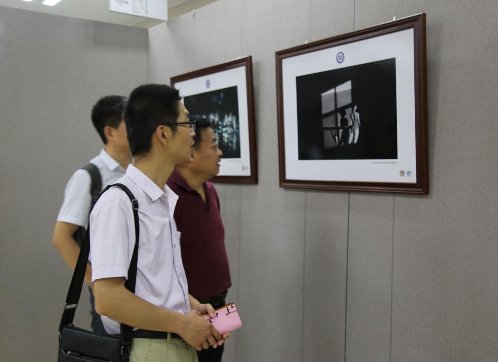 参观获奖作品展