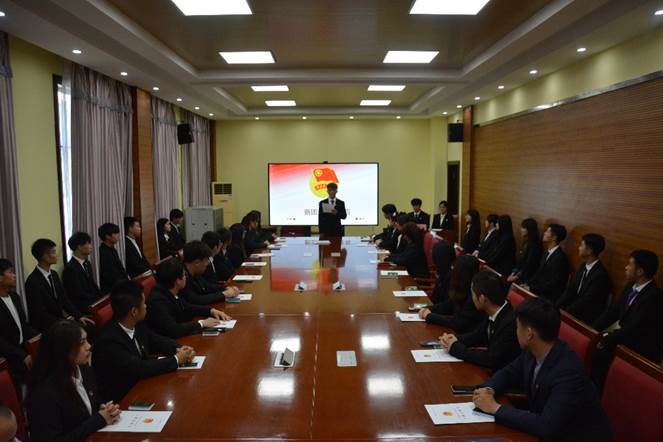 会议室里的人们描述已自动生成