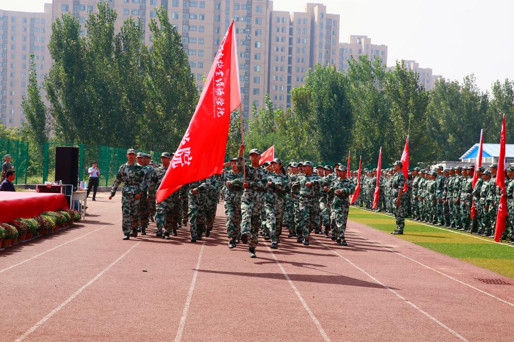 军训方阵接受检阅(龙子湖校区)
