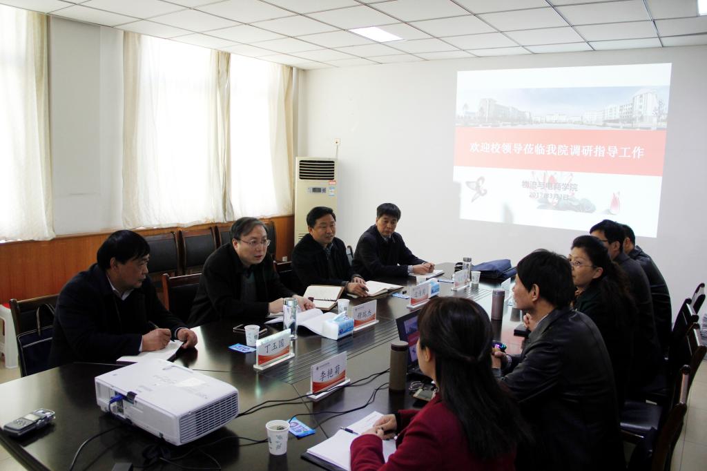 穆书记深入物流与电商学院调研(翟浩辰/图)