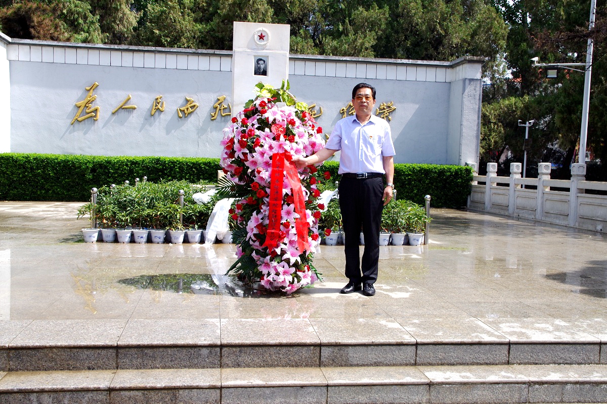 党总支书记李永峰代表党员向焦裕禄烈士敬献花篮