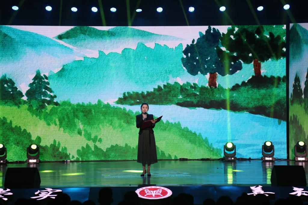 精彩节目(二):诗朗诵《家乡的小河》