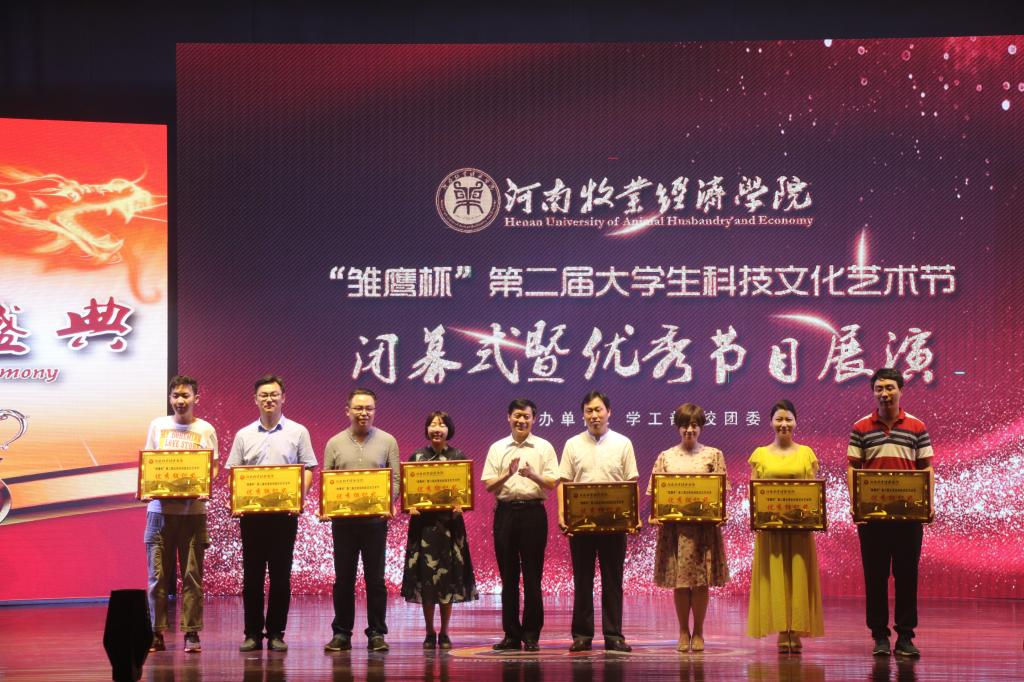 副校长许圣道为优秀组织奖获奖单位颁奖