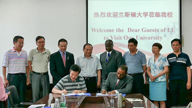 与美国兰斯顿大学签署合作协议