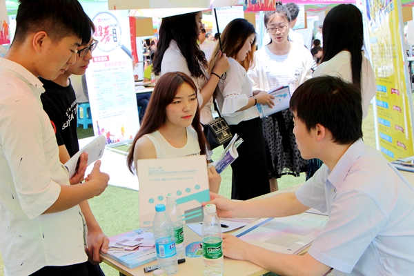 学生与用人单位面谈