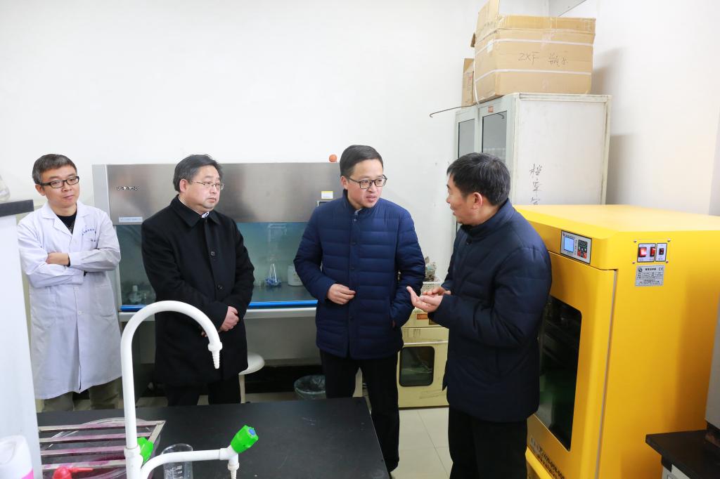 陈维忠听取威尼斯官网酒类人才培养情况汇报