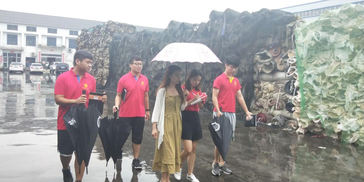 志愿者与负责人进行交流