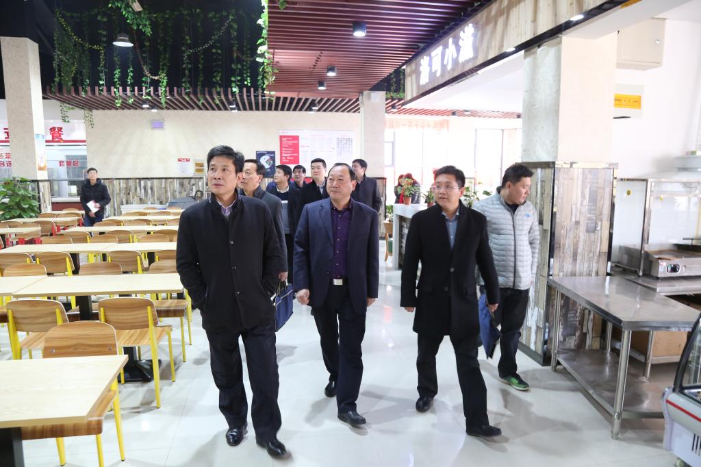 参观食堂