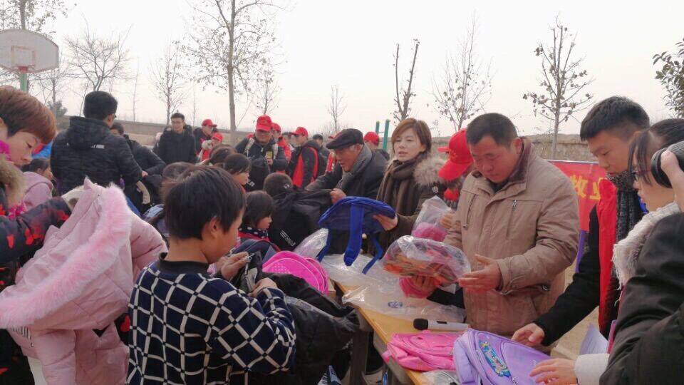 向孩子们捐赠暖冬爱心物资