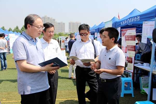 校领导与参会企业亲切交谈