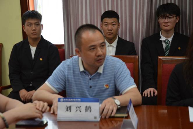 一群人坐在桌子前描述已自动生成