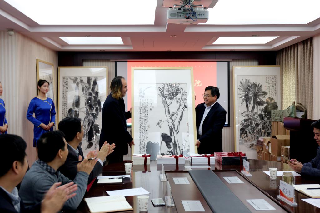 校长罗士喜代表学校接受王学俊教授作品捐赠