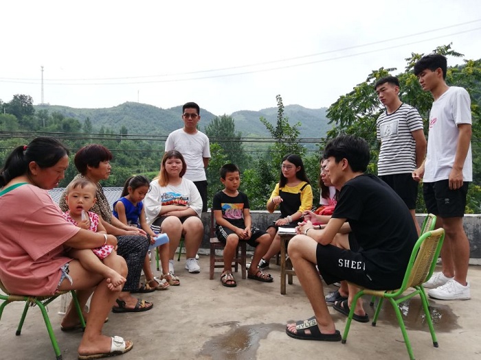 志愿者与村民交流