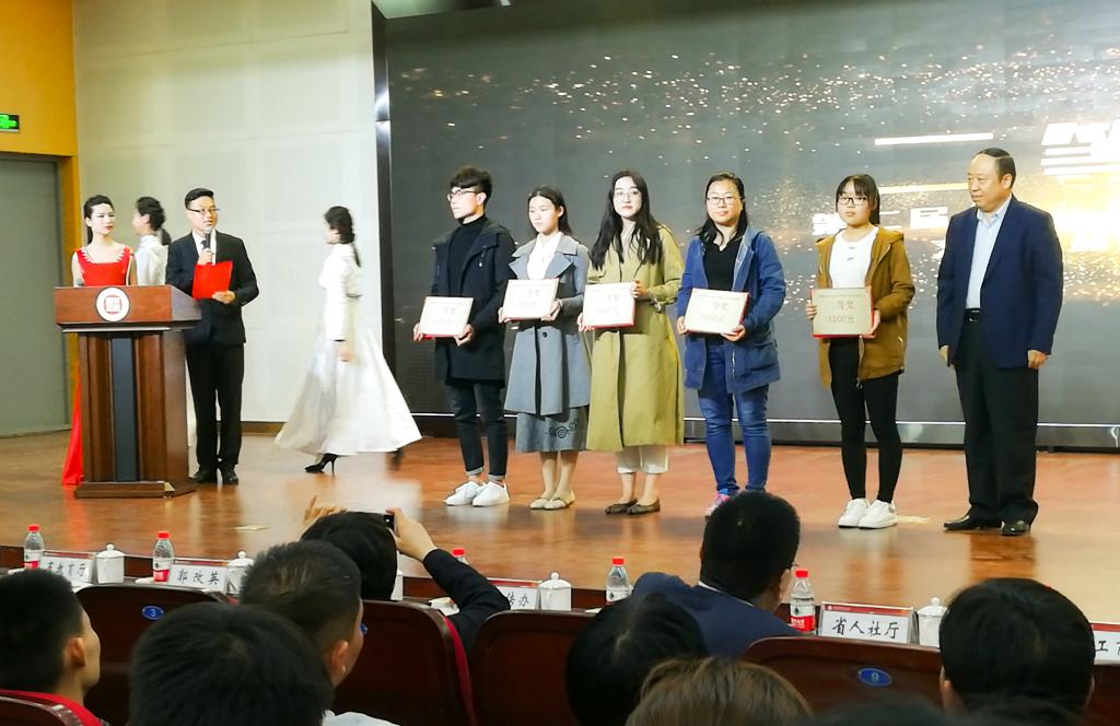 威尼斯官网龚徐慧同学获得书法类作品二等奖(左二)