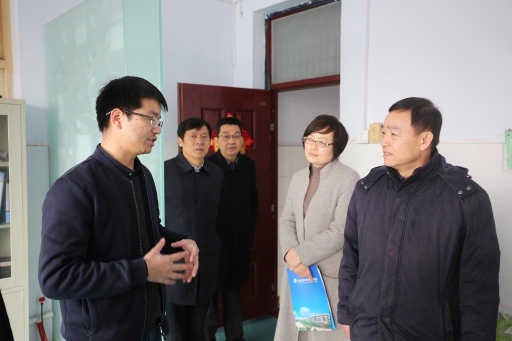 专家组与大学生创业代表亲切交谈