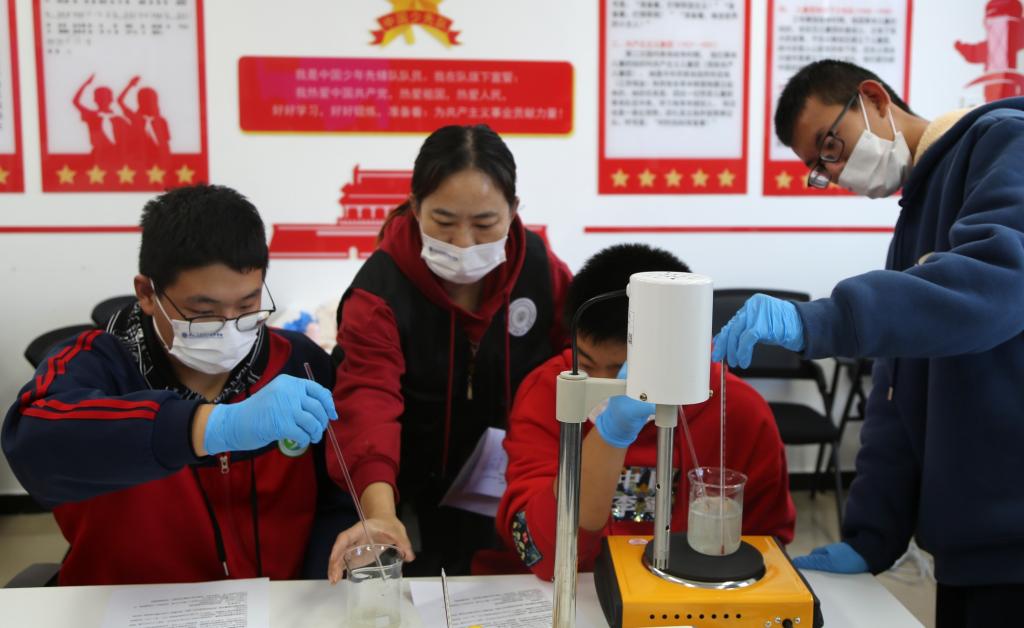 图片包含 人, 桌子, 男人, 女人描述已自动生成