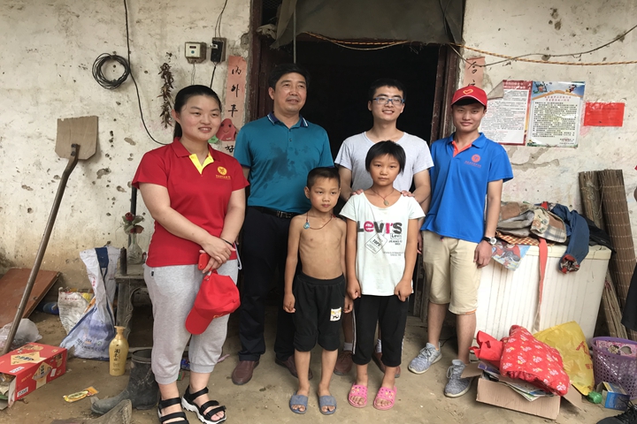 乐益志愿者服务队走访贫困村民