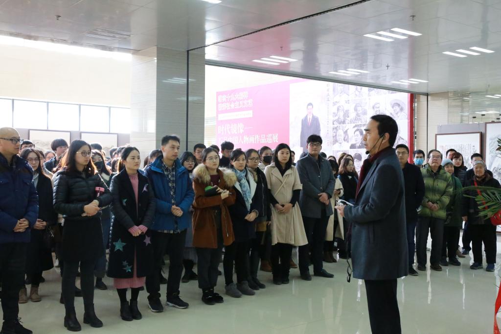 龙子湖周边高校师生参观画展