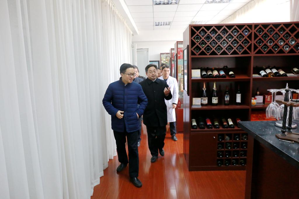 陈维忠一行考察威尼斯官网酒类实验室