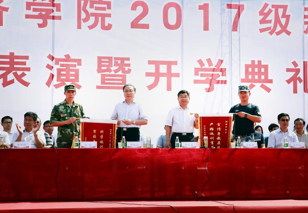 校党委书记穆瑞杰、校长罗士喜为承训部队赠送锦旗