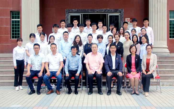 团中央学校部副部长廉思、校党委书记穆瑞杰、副校长许圣道与师生合影留念