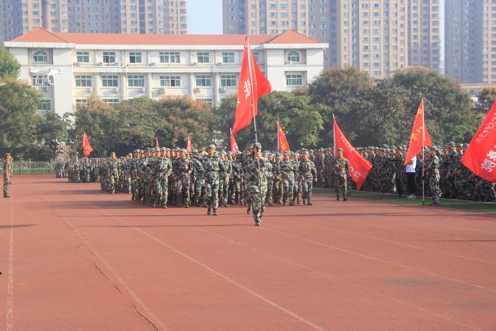 军训方阵接受检阅(英才校区)