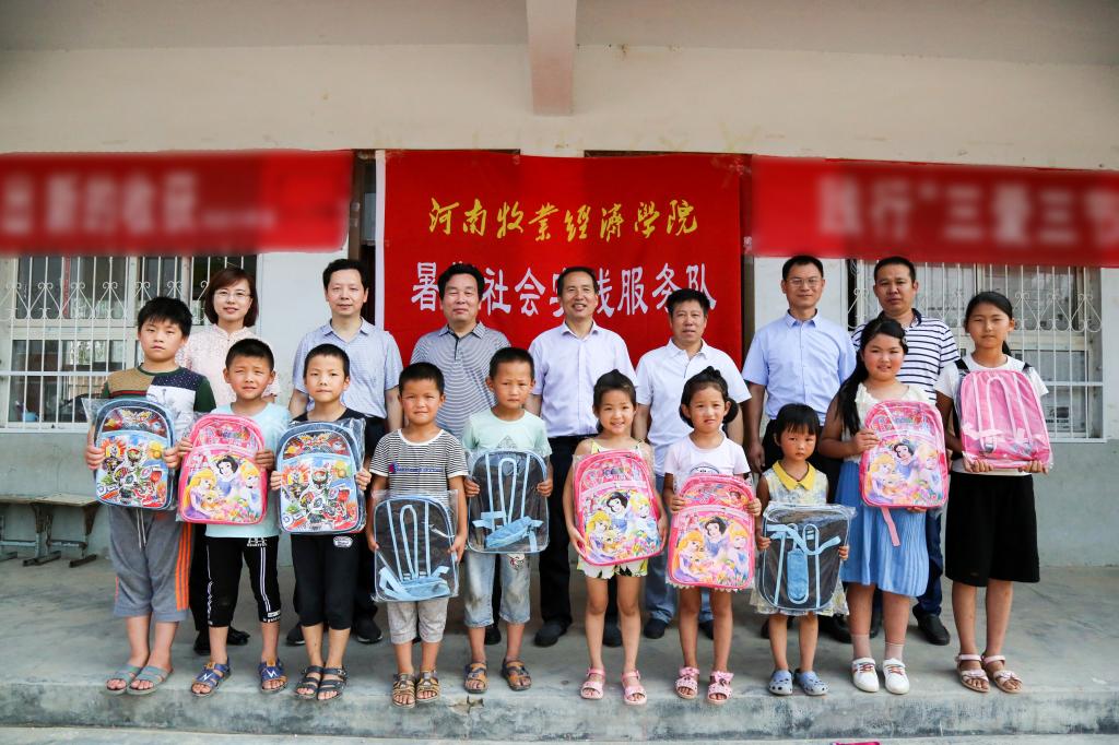 为留守儿童发放文具