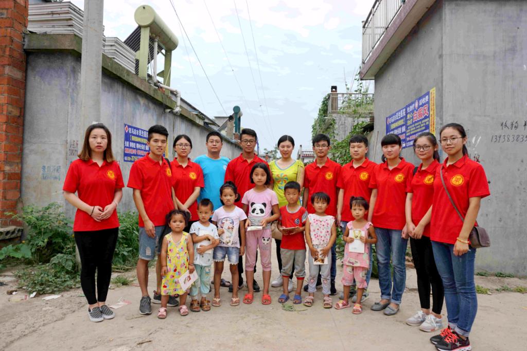 为留守儿童捐献生活、学习用品