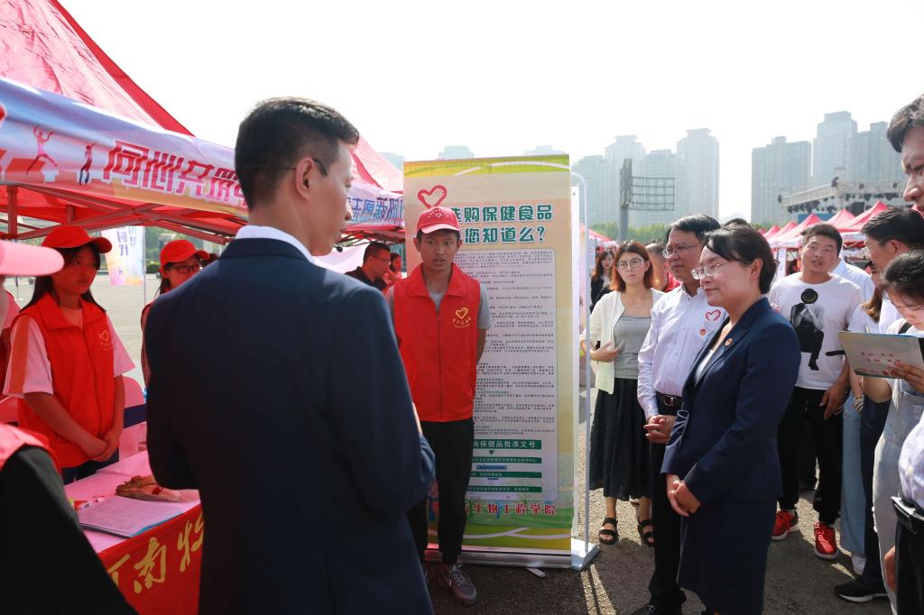 省青联副主席张楠向团省委书记王艺介绍威尼斯官网“食品安全进社区”项目