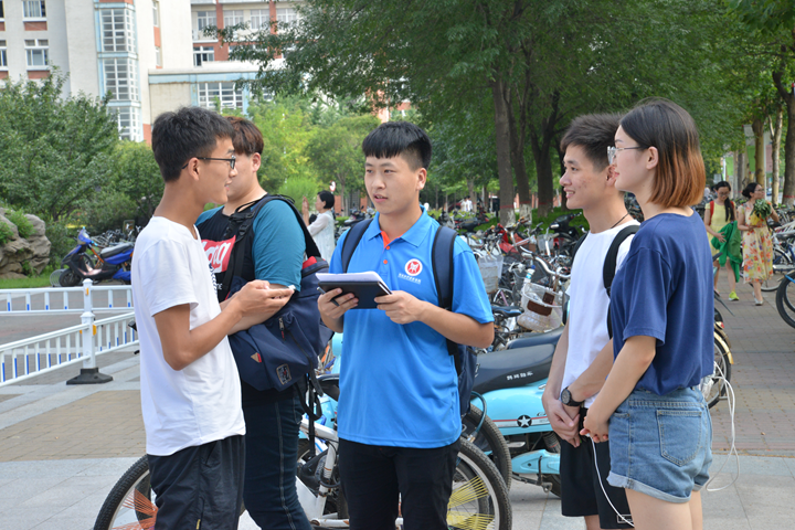 众创丝路实践调研团在郑州大学街头采访