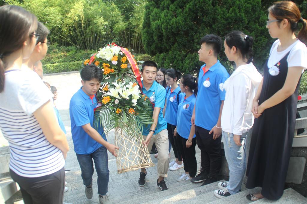 志愿者向革命烈士敬献花篮