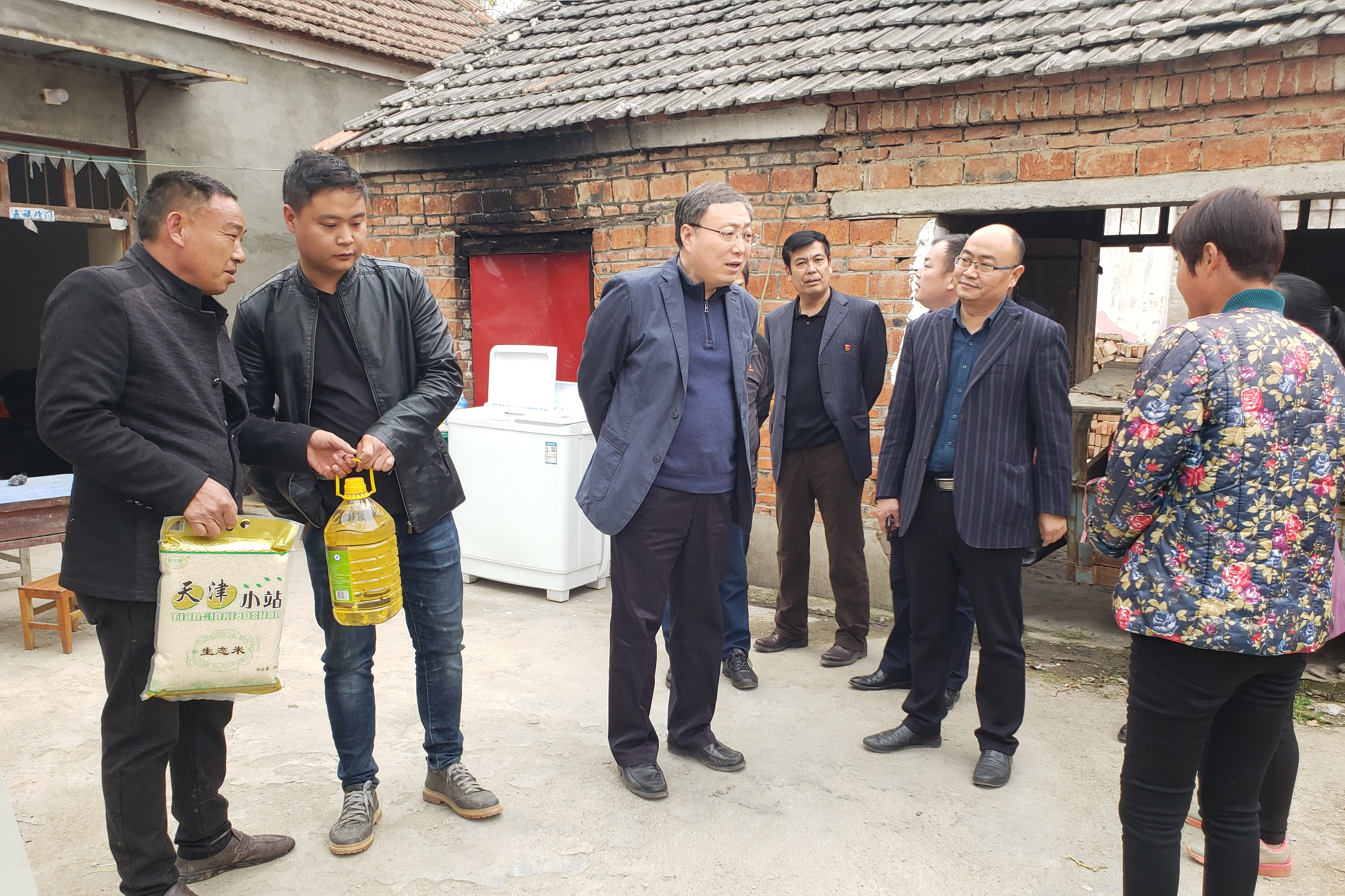 穆瑞杰一行看望贫困户