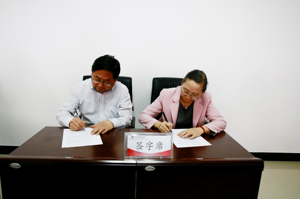 校长罗士喜与学院代表签订《1066vip威尼斯官网争创省级文明校园工作目标责任书》