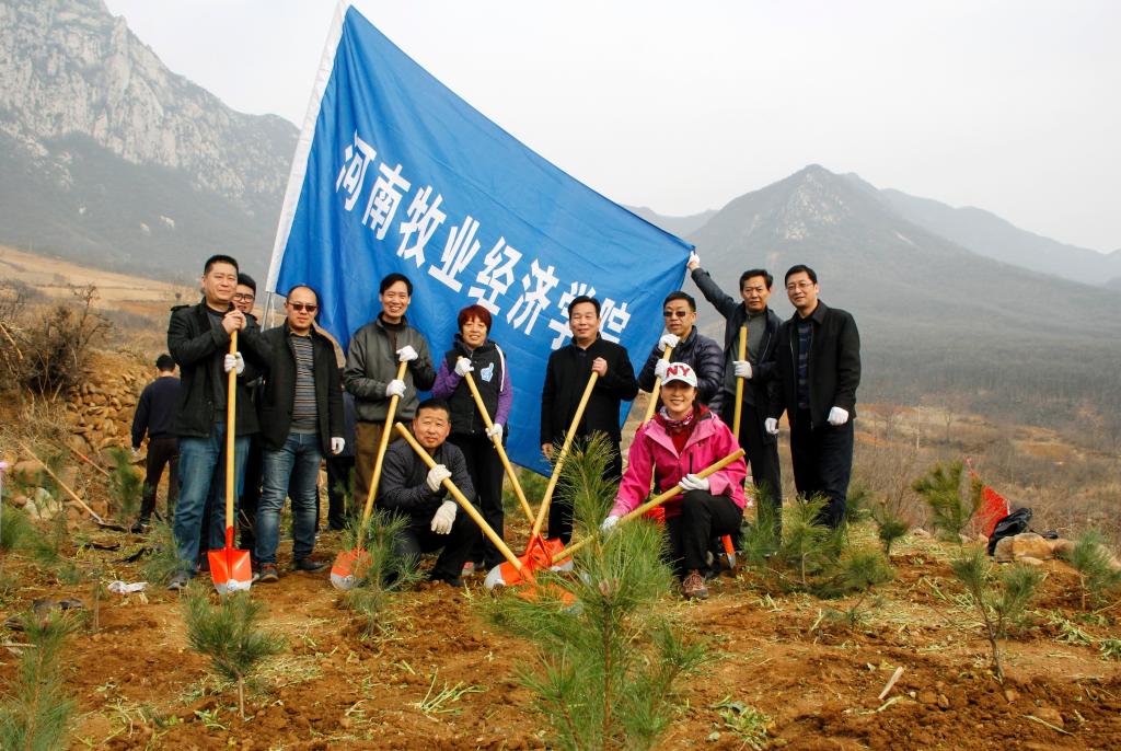 与新栽小树合影