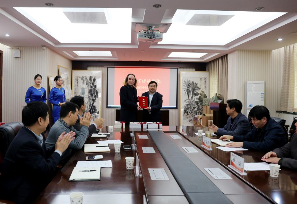 校长罗士喜向王学俊教授颁发捐赠证书