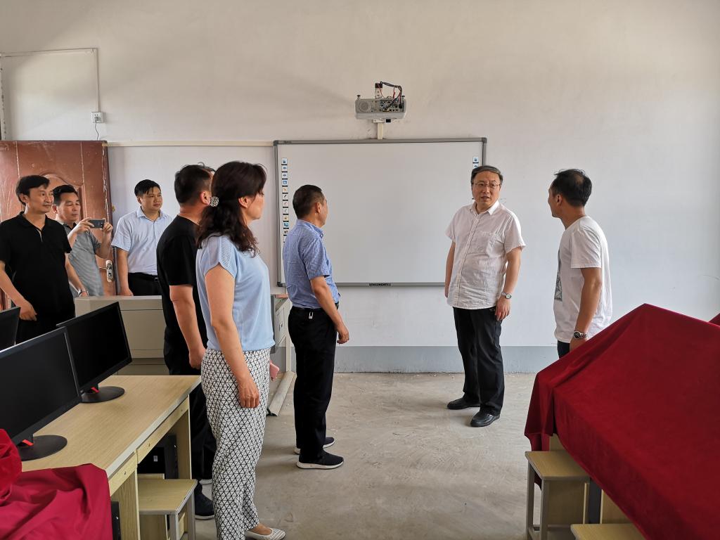 查看学校捐建的多媒体教室