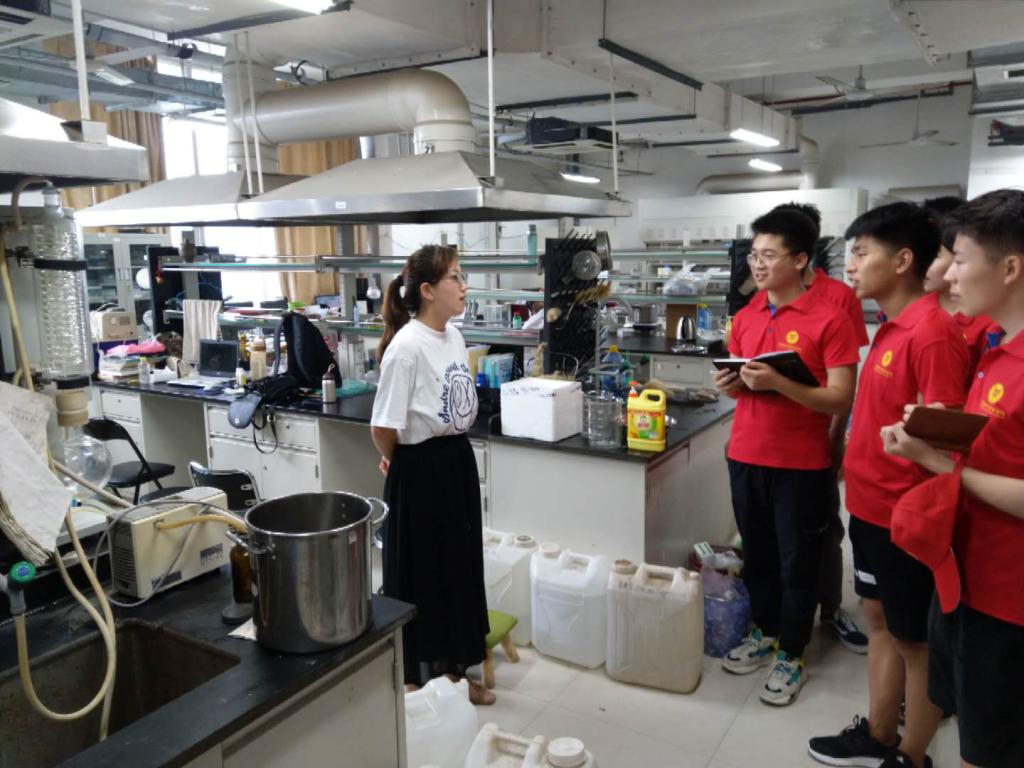 志愿者在向有关负责人认真询问