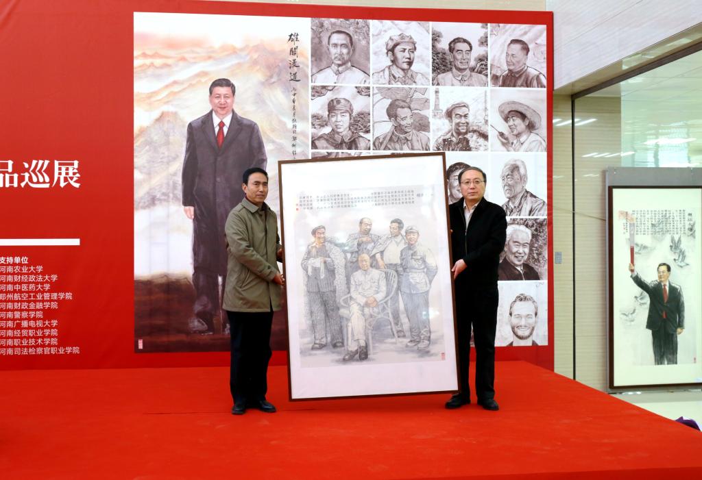 石品向学校捐赠作品《一代楷模》