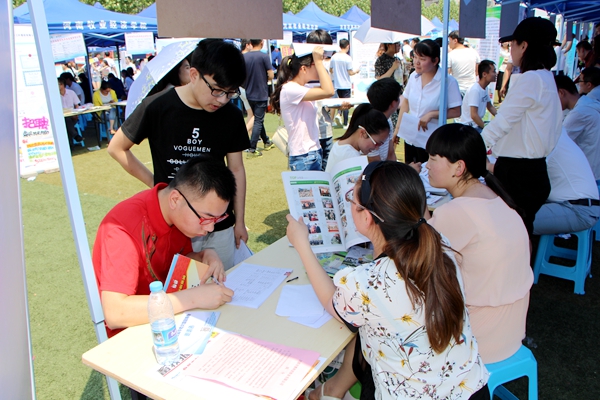 学生现场登记应聘