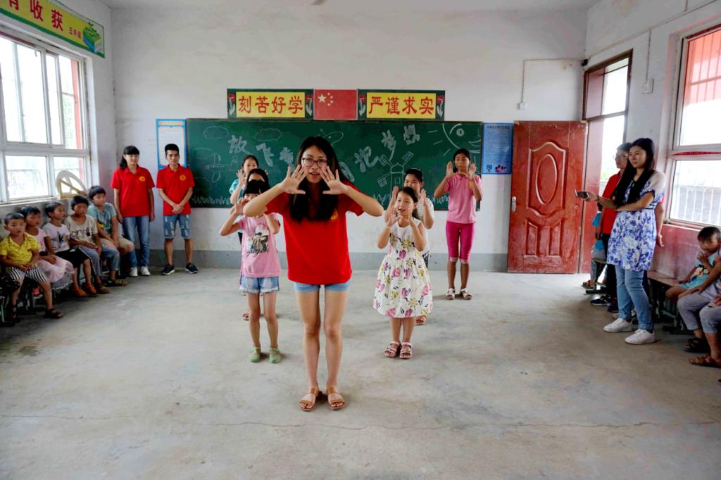 与孩子们一起表演节目