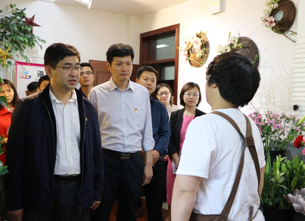 考察大学生创业园