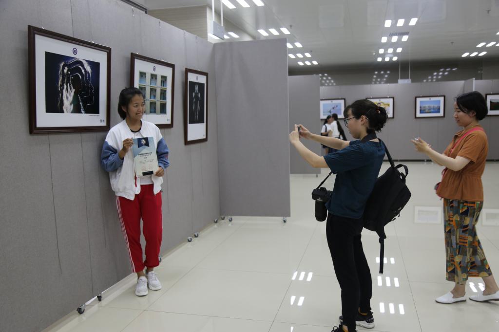 获奖作者在自己的作品前合影