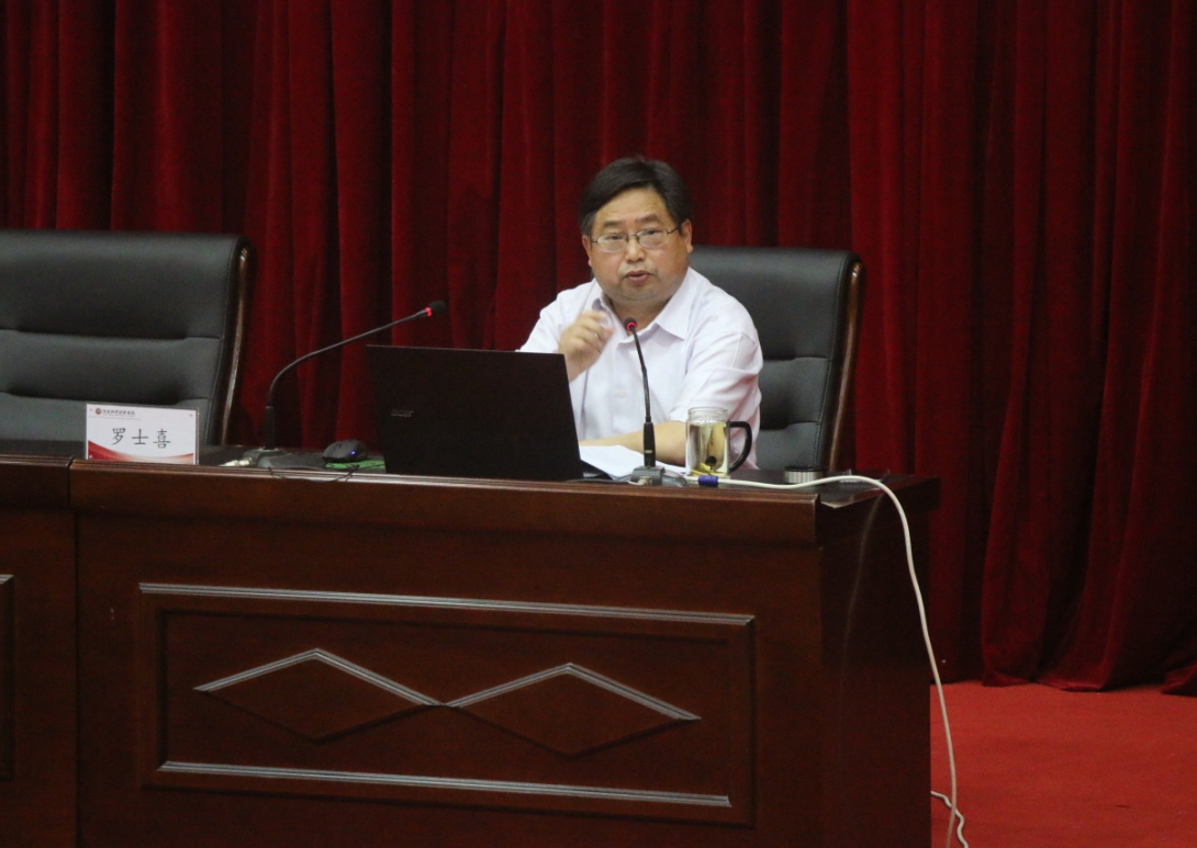 校长罗士喜为青年学生作报告