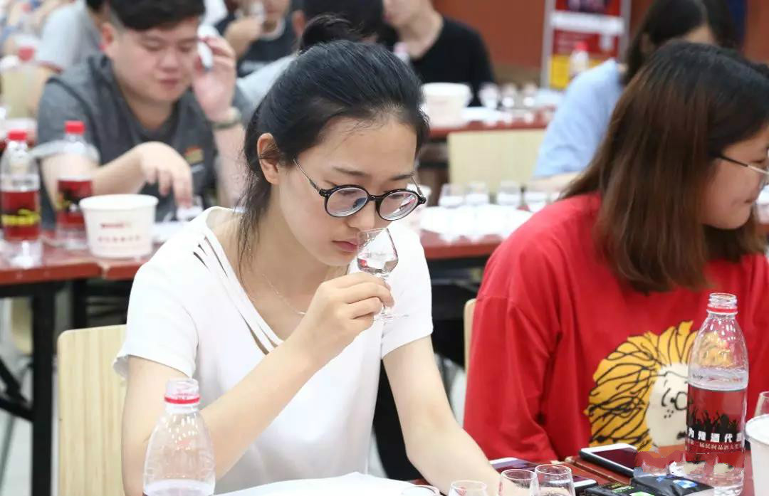 选手通过望、闻、品等方式鉴别酒质差别