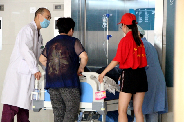 爱心天使实践队员热心服务患者