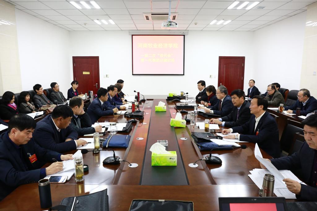 校领导参加分组讨论(一)